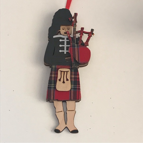 Lot of 7 Vintage Christmas Ornaments Made Of Wood, Metal, Plastic, Felt & Yarn - Picture 10 of 16